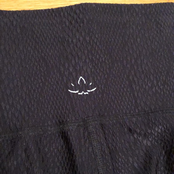 Beyond Yoga Snake Jacquard Textured Midi Leggings in Black, size XS - Picture 9 of 13